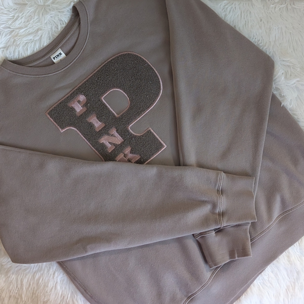 🩷 PINK Victoria's Secret Gray Sweatshirt with Pink Lettering! EUC 🩷